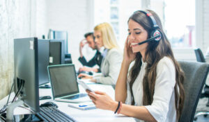 Opératrice du service client Sybord ETG répondant aux demandes des clients