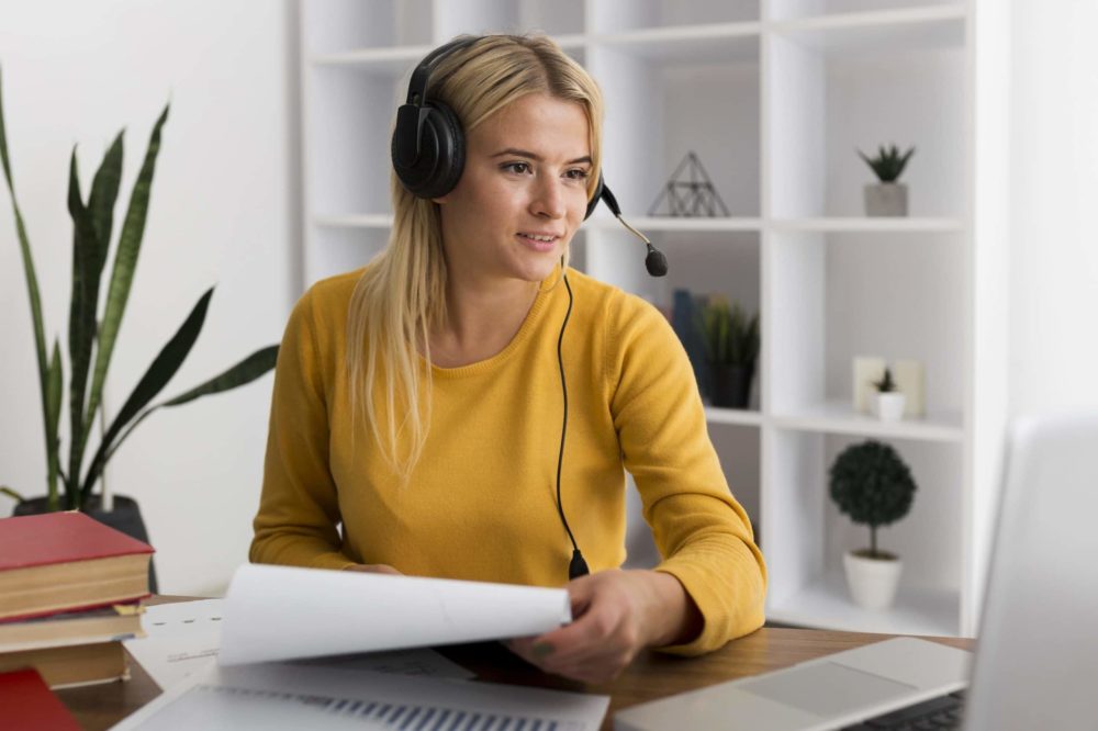 Opératrice télécom travaillant à distance avec des solutions VoIP